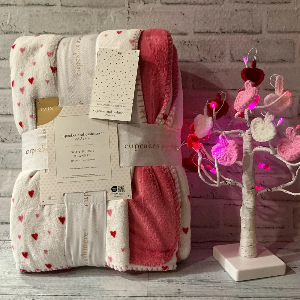 CUPCAKES & CASHMERE Twin Size Reversible Fleece Hearts Valentine Blanket